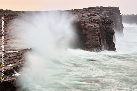 Onde sulla costa sulcitana